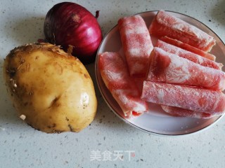 元葱土豆片炒肥牛的做法步骤：1