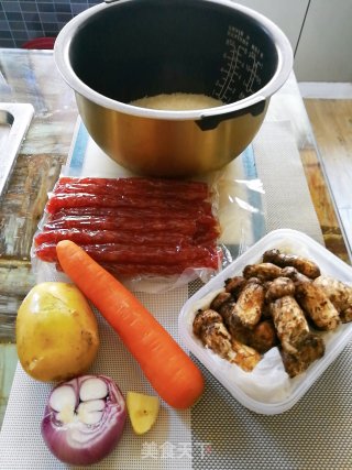 松茸腊肠煲仔饭的做法步骤：1
