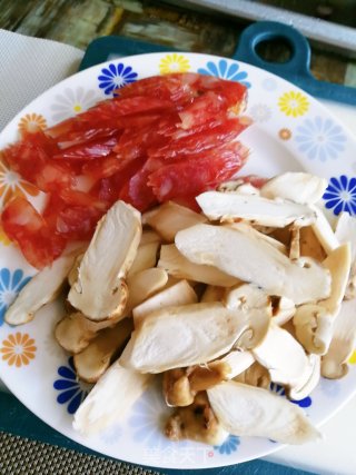 松茸腊肠煲仔饭的做法步骤：2