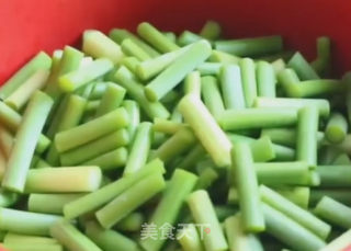 蒜薹炒肉片的做法步骤：1