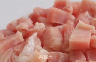 青椒土豆炒肉丁的做法步骤：1