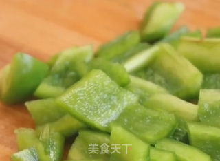 青椒土豆炒肉丁的做法步骤：2