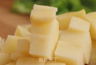 青椒土豆炒肉丁的做法步骤：3
