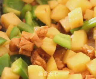 青椒土豆炒肉丁的做法步骤：6