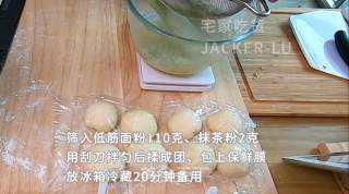 抹茶酥皮面包，表皮酥脆满满黄油味，内里软绵，一口下去满满的幸福感觉。的做法步骤：8
