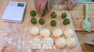 抹茶酥皮面包，表皮酥脆满满黄油味，内里软绵，一口下去满满的幸福感觉。的做法步骤：10