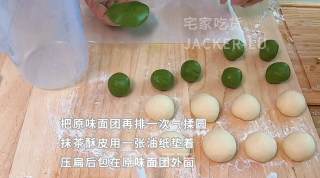 抹茶酥皮面包，表皮酥脆满满黄油味，内里软绵，一口下去满满的幸福感觉。的做法步骤：11