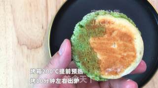 抹茶酥皮面包，表皮酥脆满满黄油味，内里软绵，一口下去满满的幸福感觉。的做法步骤：14