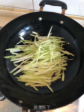 七月瓜素炒胡萝卜丝的做法步骤：4