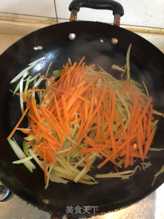七月瓜素炒胡萝卜丝的做法步骤：5