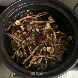 茶树菇煲番鸭汤的做法步骤：4