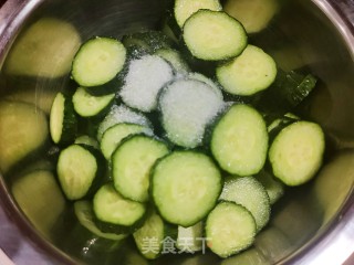酱腌黄瓜的做法步骤：2