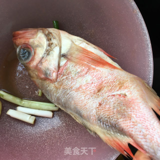 “酸爽开胃美食”酸豆角炖红石斑的做法步骤：2