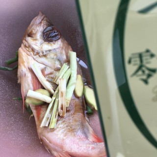 “酸爽开胃美食”酸豆角炖红石斑的做法步骤：3