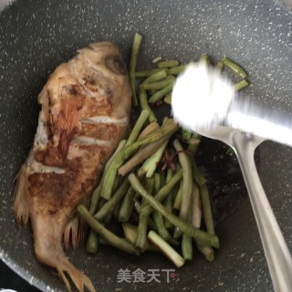 “酸爽开胃美食”酸豆角炖红石斑的做法步骤：12