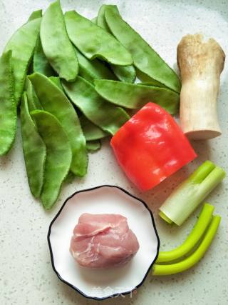 里脊甜椒蘑菇炒梅豆的做法步骤：1