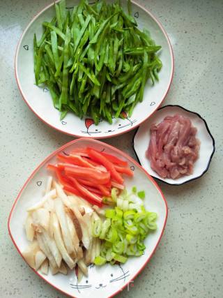 里脊甜椒蘑菇炒梅豆的做法步骤：3