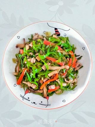里脊甜椒蘑菇炒梅豆的做法步骤：5