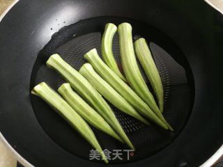 水煮秋葵的做法步骤：2