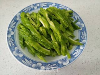 青椒炒苦瓜的做法步骤：1