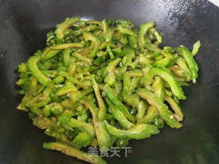 青椒炒苦瓜的做法步骤：4