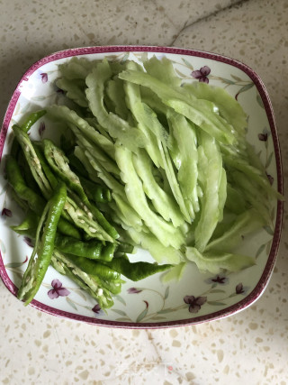 豆豉青椒煸苦瓜的做法步骤：2