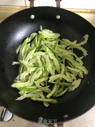 豆豉青椒煸苦瓜的做法步骤：3