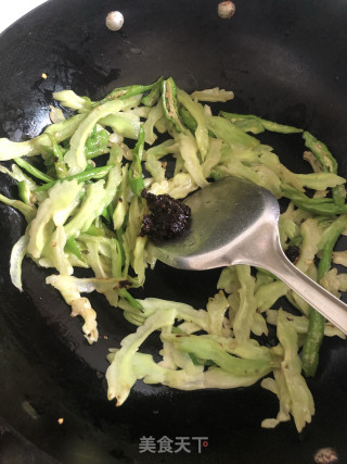 豆豉青椒煸苦瓜的做法步骤：5