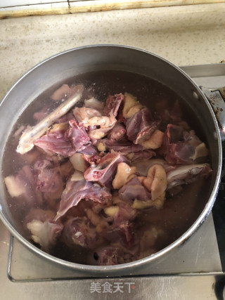 嫩姜烧麻鸭的做法步骤：1