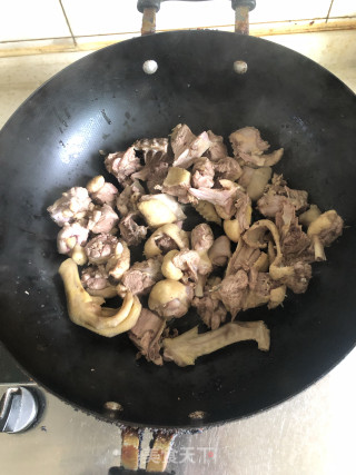 嫩姜烧麻鸭的做法步骤：3