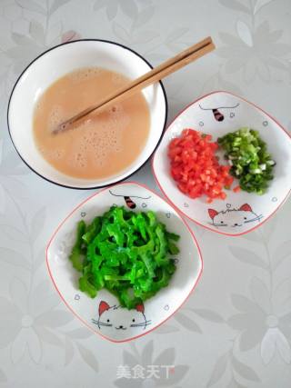 苦瓜甜椒煎鹅蛋的做法步骤：4