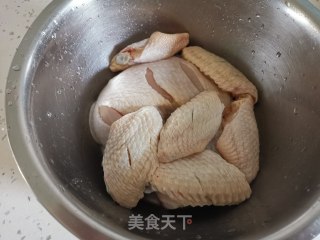 电饭煲焗鸡翅的做法步骤：1