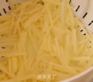 香脆土豆丝的做法步骤：1