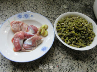 鸡胗炒酸豆角的做法步骤：1