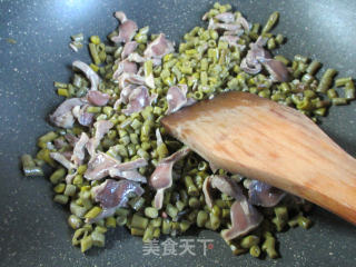 鸡胗炒酸豆角的做法步骤：10
