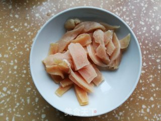 西瓜皮炒鸡肉的做法步骤：1