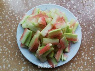 西瓜皮炒鸡肉的做法步骤：2