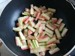 西瓜皮炒鸡肉的做法步骤：4