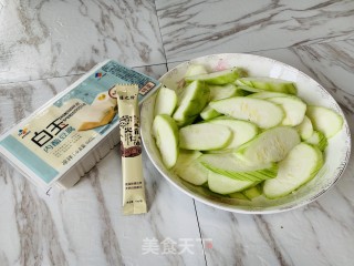火麻油丝瓜嫩豆腐汤的做法步骤：1