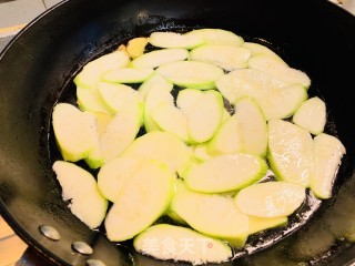 火麻油丝瓜嫩豆腐汤的做法步骤：4