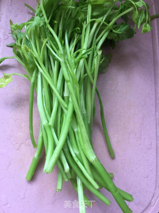 野芹炒苋菜梗的做法步骤：1