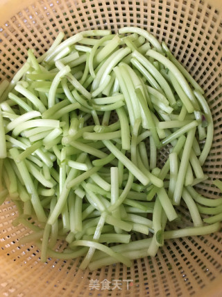 野芹炒苋菜梗的做法步骤：2