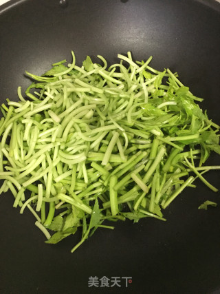 野芹炒苋菜梗的做法步骤：3