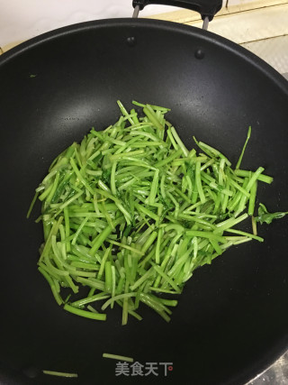 野芹炒苋菜梗的做法步骤：5