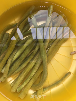 “酸爽开胃美食”酸豆角烧排骨的做法步骤：1