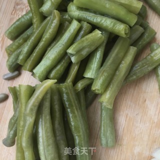 “酸爽开胃美食”酸豆角烧排骨的做法步骤：2