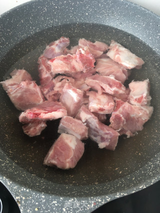 “酸爽开胃美食”酸豆角烧排骨的做法步骤：3