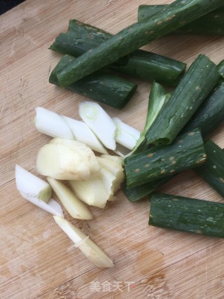 “酸爽开胃美食”酸豆角烧排骨的做法步骤：4
