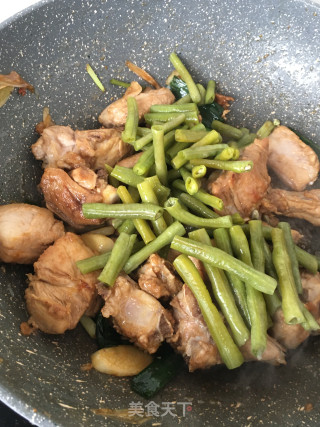 “酸爽开胃美食”酸豆角烧排骨的做法步骤：16