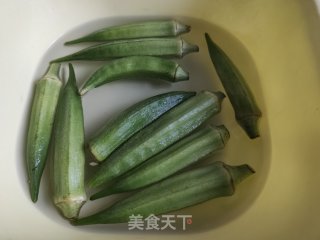 白灼秋葵的做法步骤：2